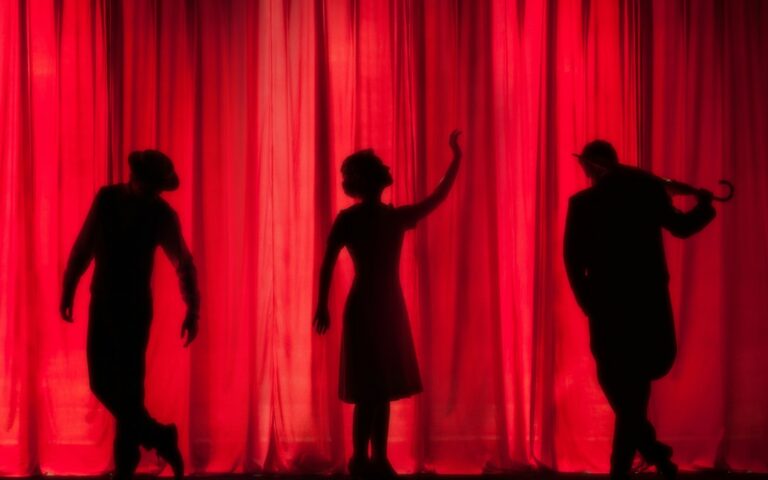 Teater: En Reise Gjennom Scenens Magi